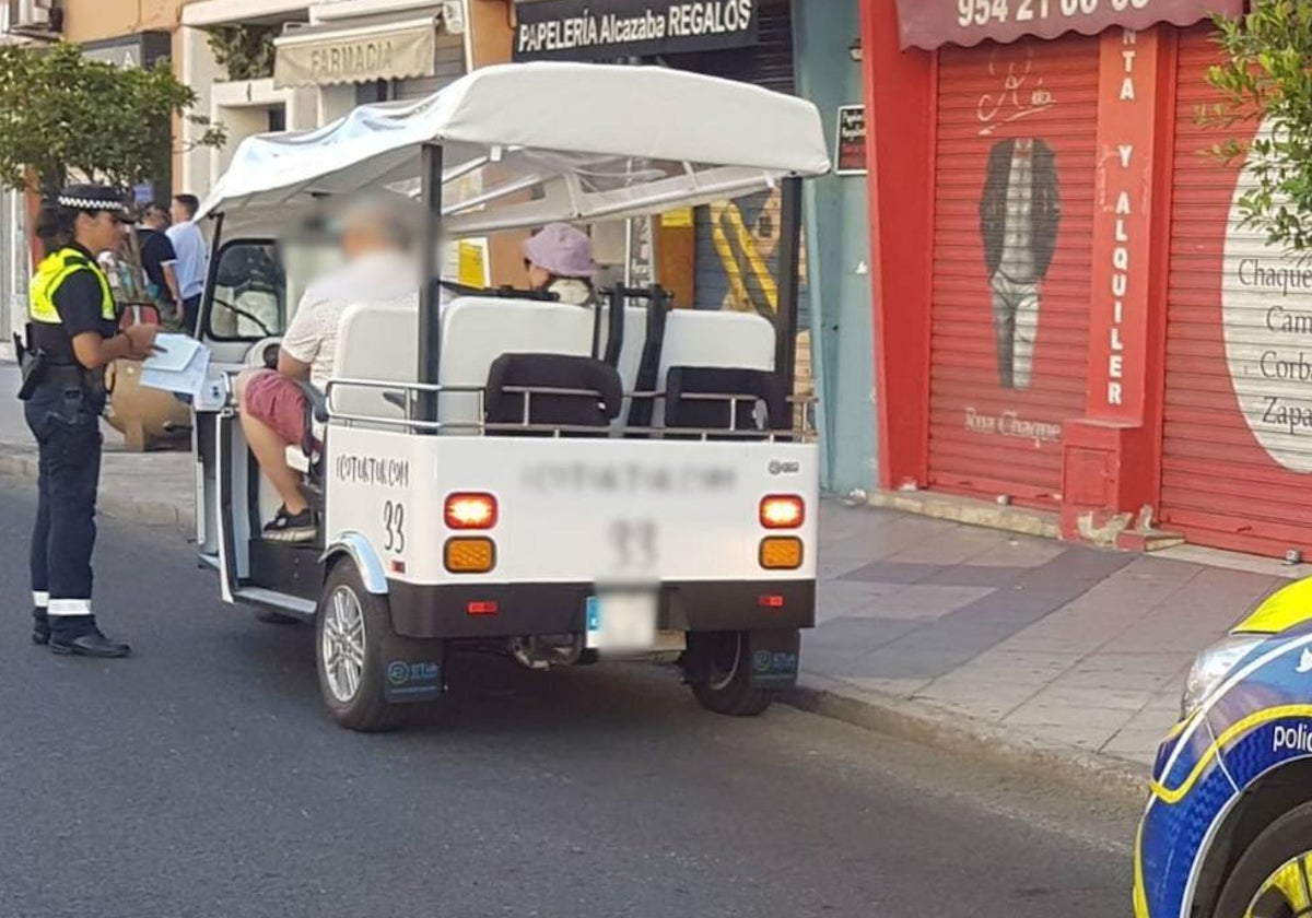 Imagen de una policía ante un 'Tuk Tuk' en Sevilla