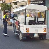 Imagen de una policía ante un 'Tuk Tuk' en Sevilla