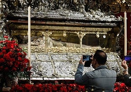 La apertura extraordinaria de la urna de San Fernando en la Catedral de Sevilla, en imágenes