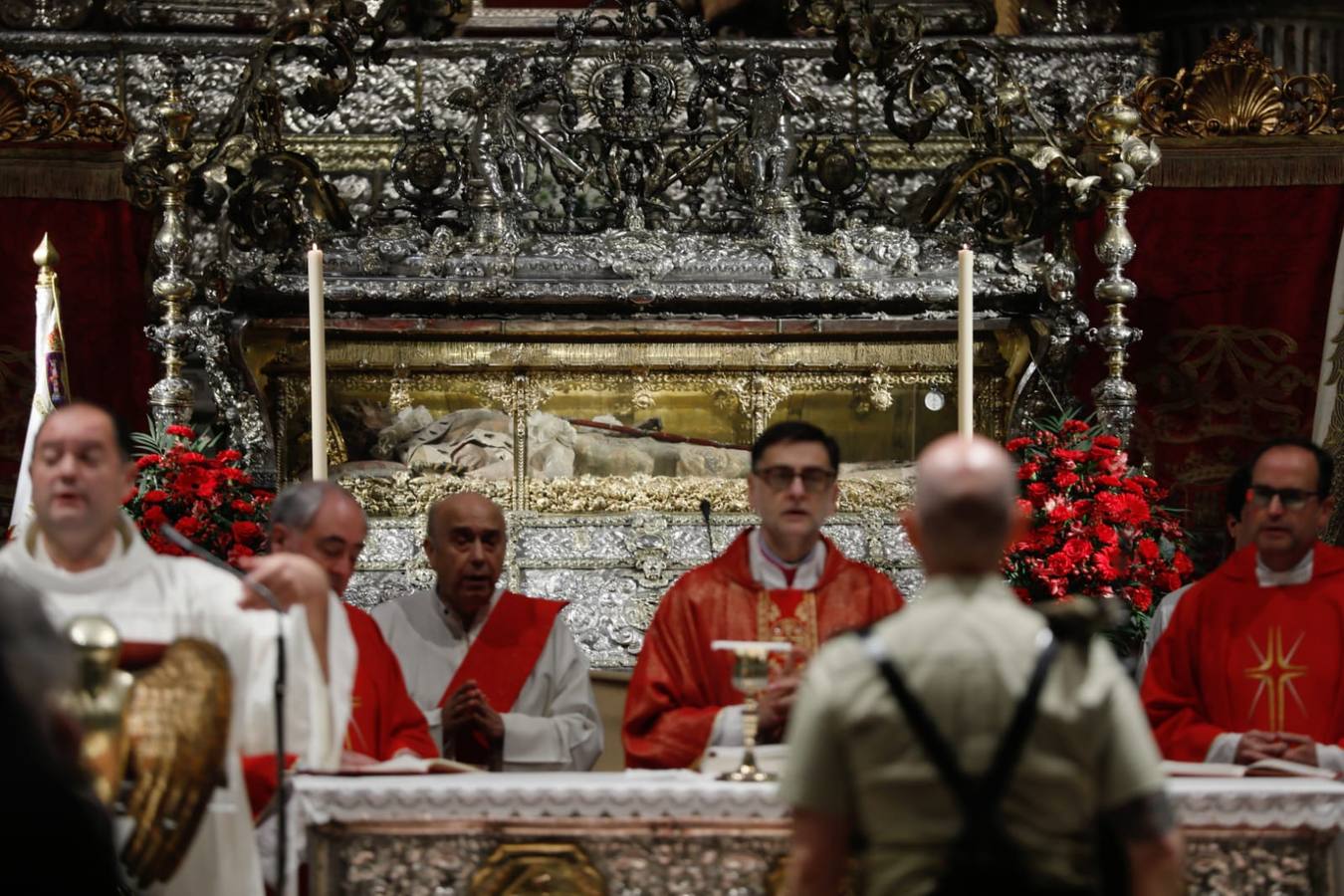 Muchos sevillanos han acudido a ver los restos de Fernando III, el santo, figura clave de la cristiandad en la capital hispalense