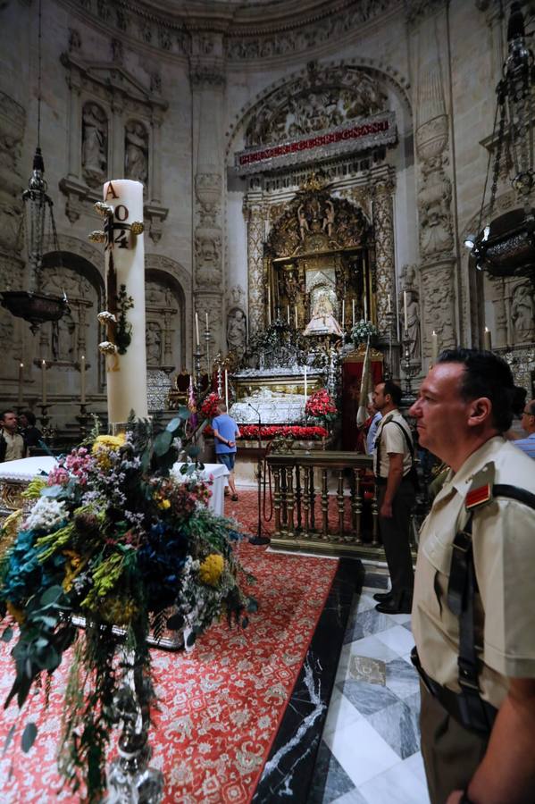 Muchos sevillanos han acudido a ver los restos de Fernando III, el santo, figura clave de la cristiandad en la capital hispalense