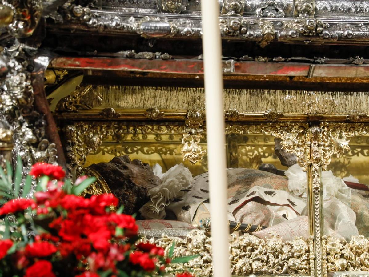 Muchos sevillanos han acudido a ver los restos de Fernando III, el santo, figura clave de la cristiandad en la capital hispalense