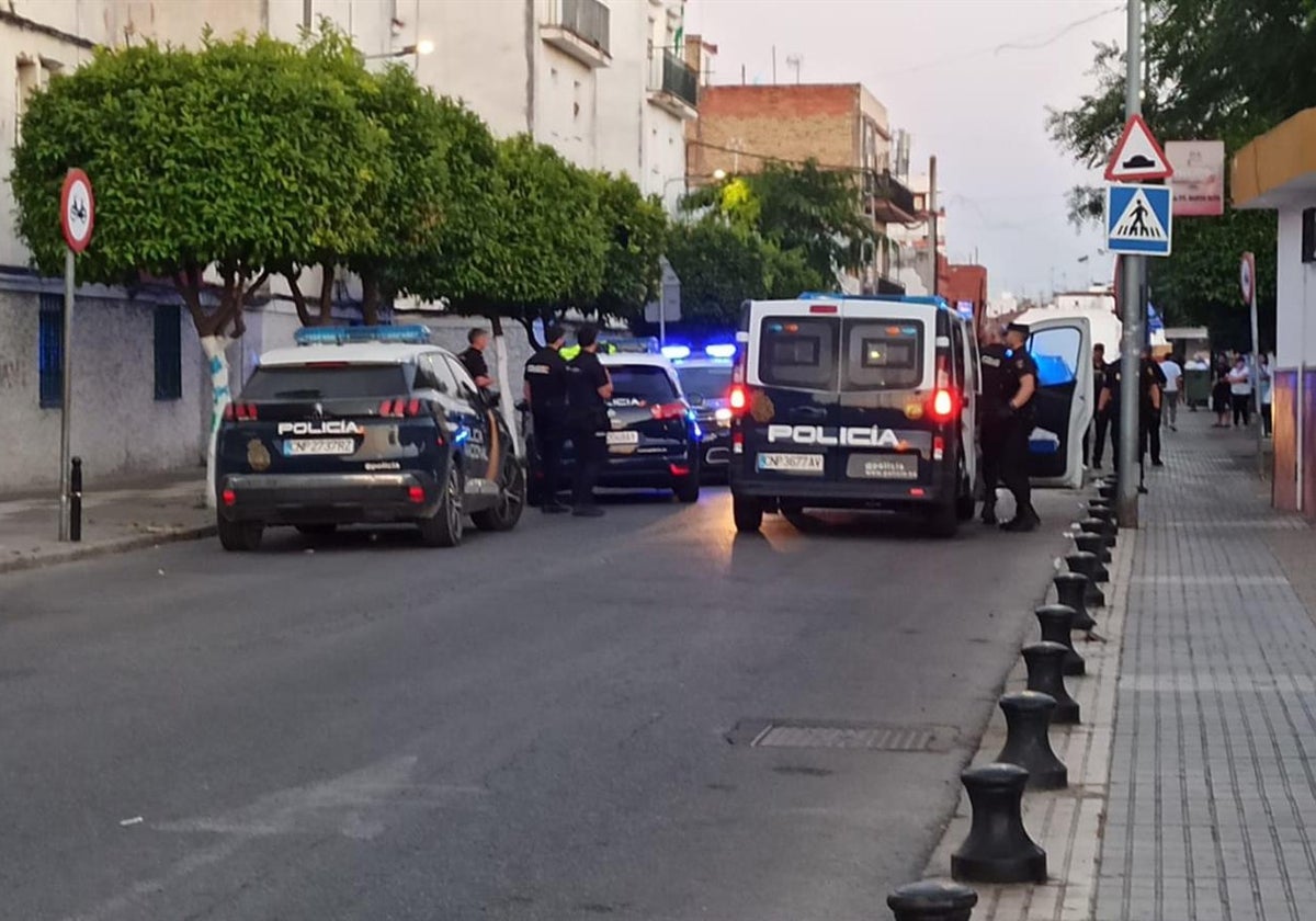 Agentes en su despliegue en la 'esquina del gato' de San Juan