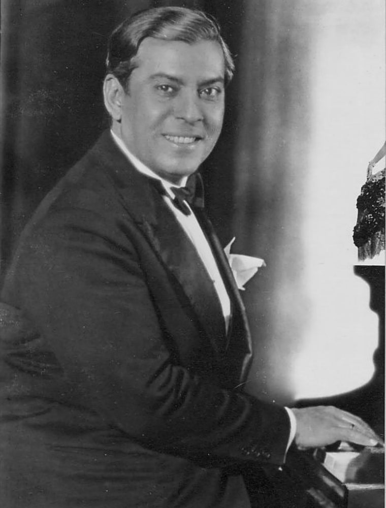 El maestro Padilla al piano durante su etapa parisina