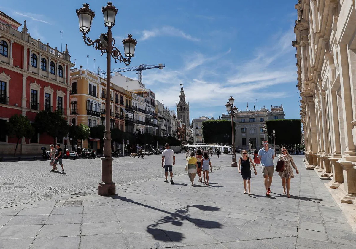 La Plaza de San Francisco, en el centro de Sevilla, en un día soleado