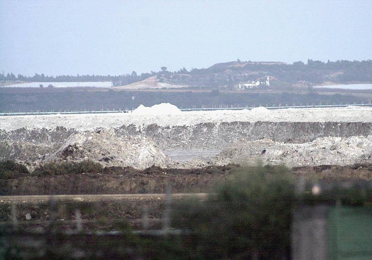 Balsas donde se han apilado fosfoyesos cerca de la ciudad de Huelva