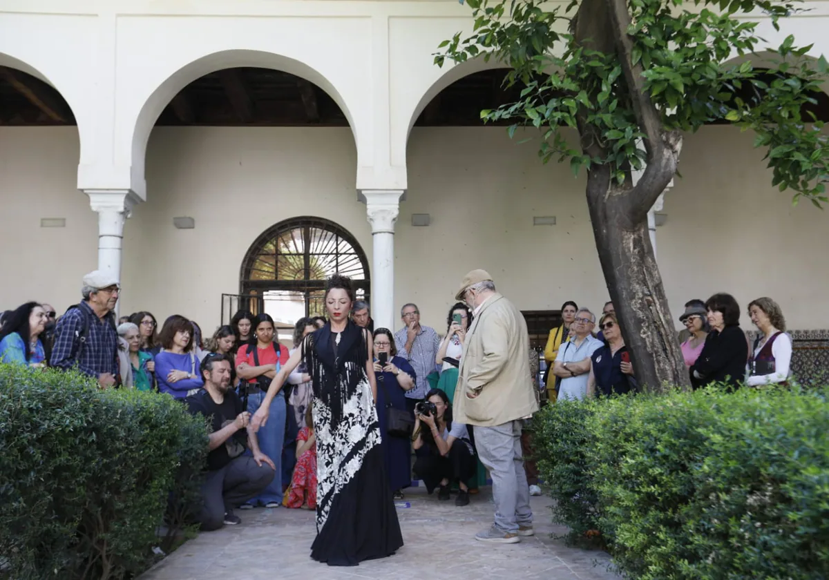 La performance de Rosario Toledo 'Palabras callejeras' inauguró el I Festival FlamencOlee en el Espacio Santa Clara