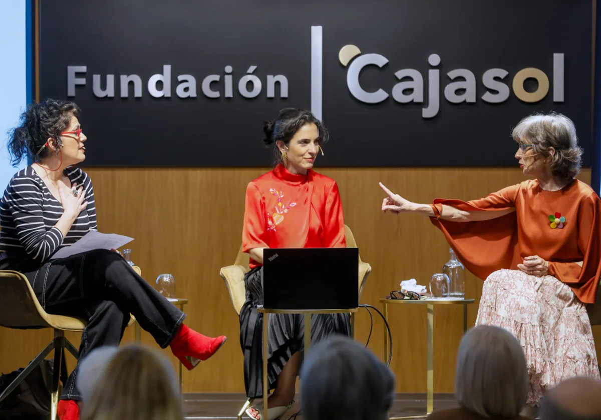 Las periodistas Eva Díaz Pérez, Anabela Mota y Pilar del Río en la conferencia final de las jornadas