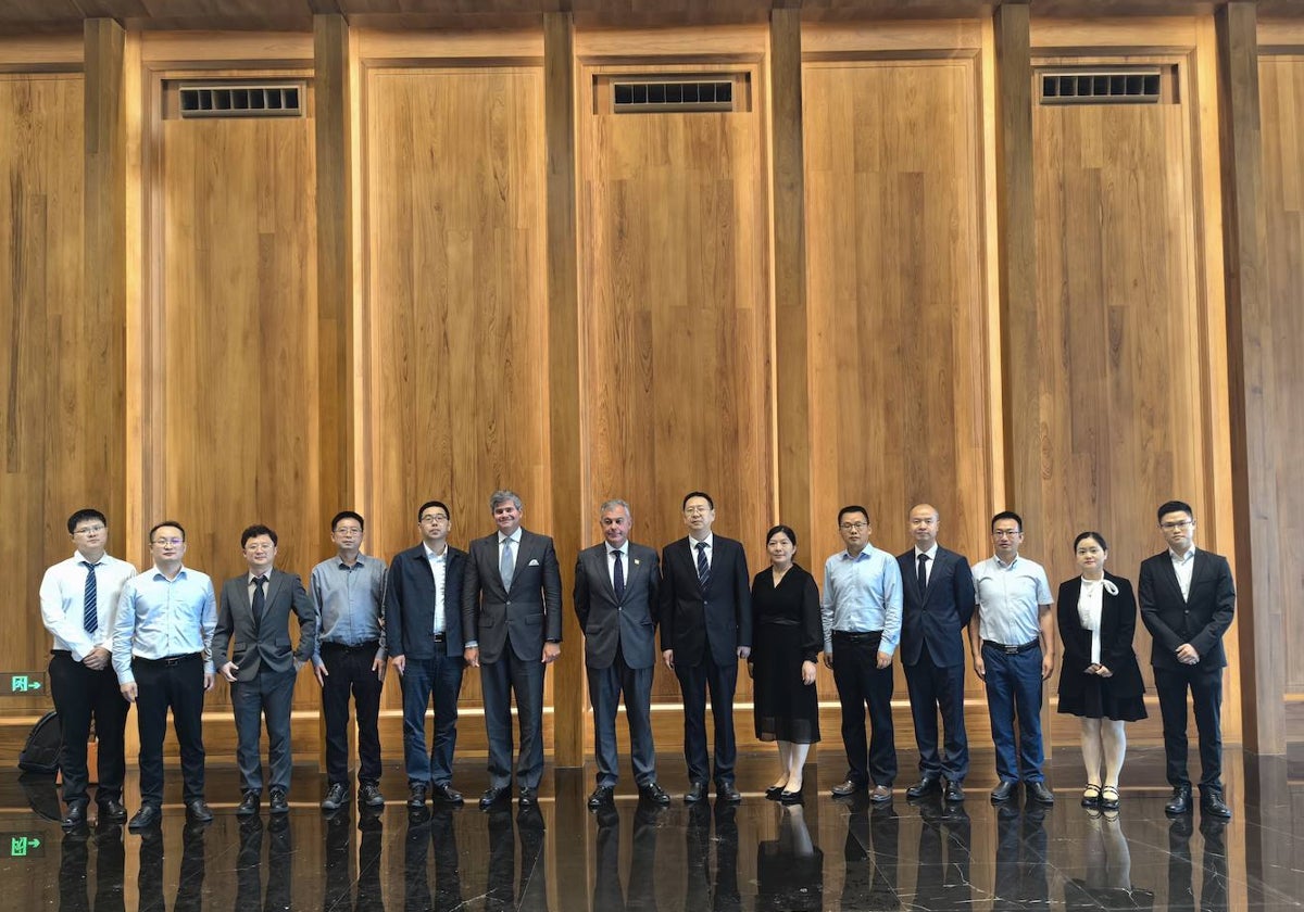 José Luis Sanz y Manuel Parejo, director de captación de inversores, reunidos con empresas automovilísticas chinas