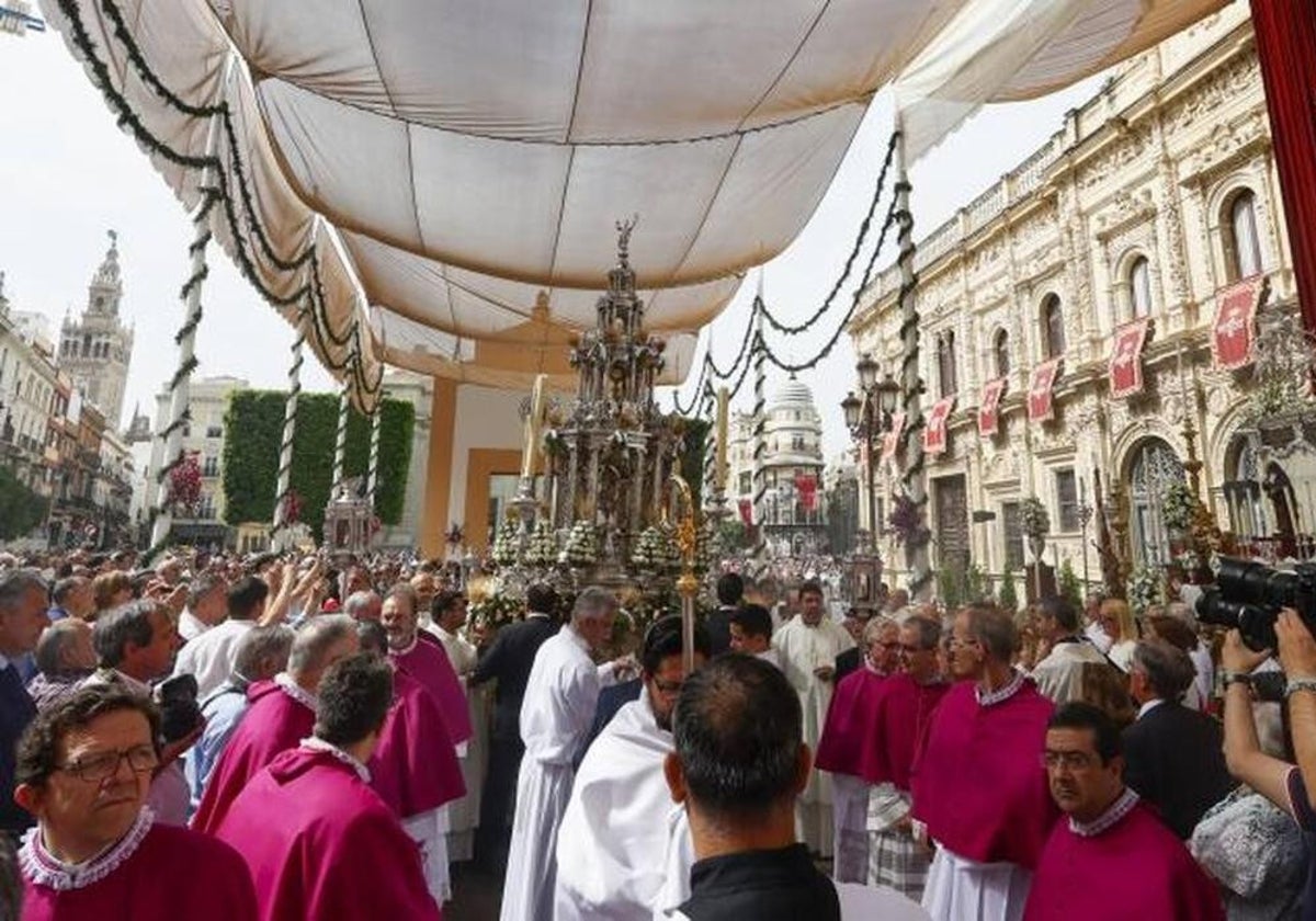 Imagen del paso de la Custodia por la plaza de San Francisco