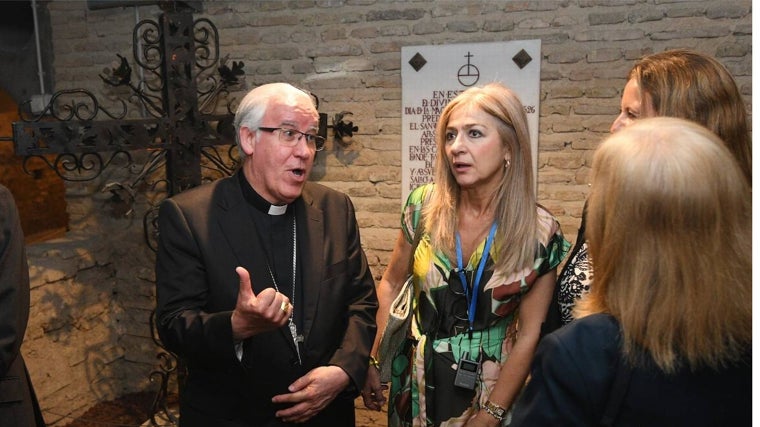 El azrobispo monseñor Saiz Meneses conversa con la consejera Patricia del Pozo