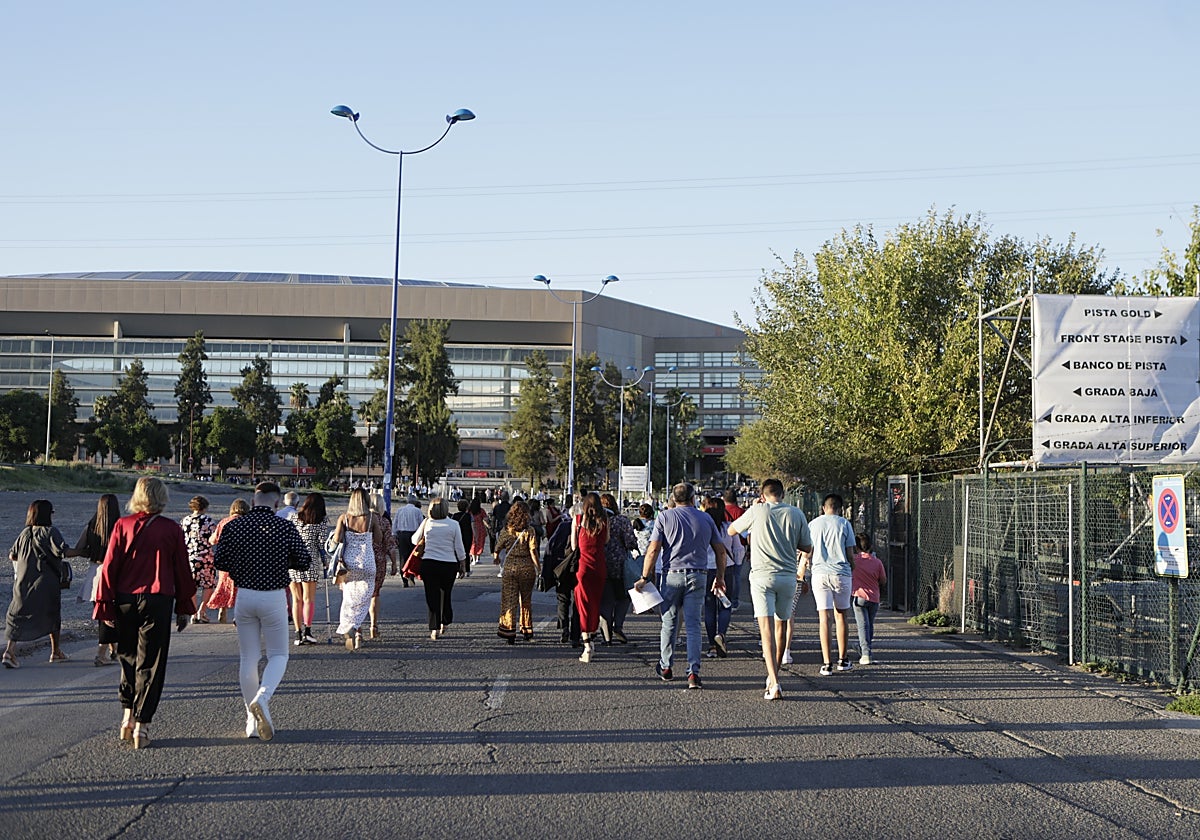 Público accediendo al estadio de la Cartuja