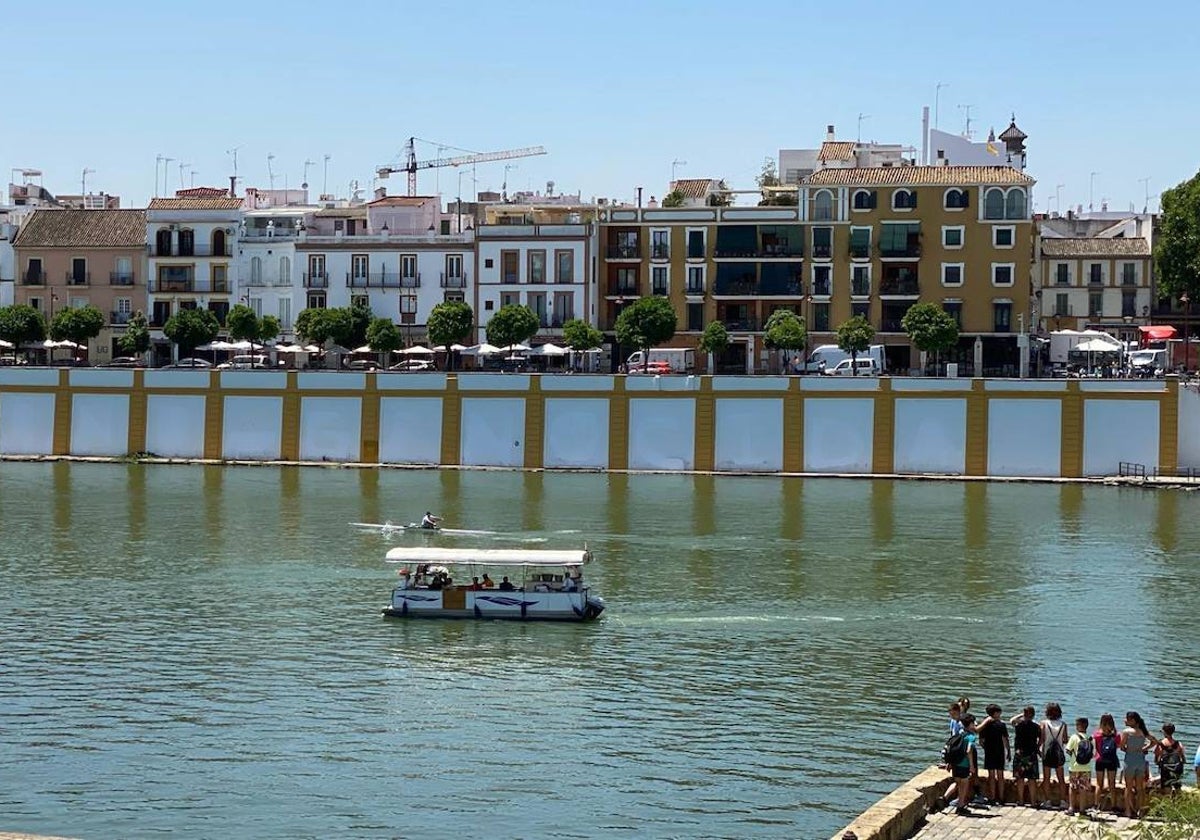 La zapta de Triana limpia ya de la pintada