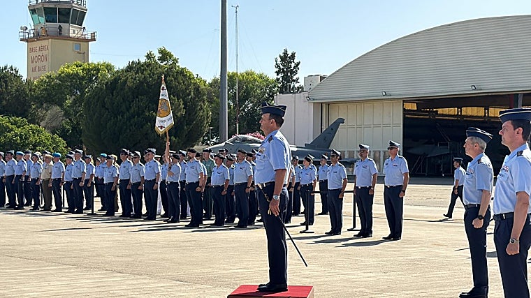 El general Javier Salto pasando revista a las tropas