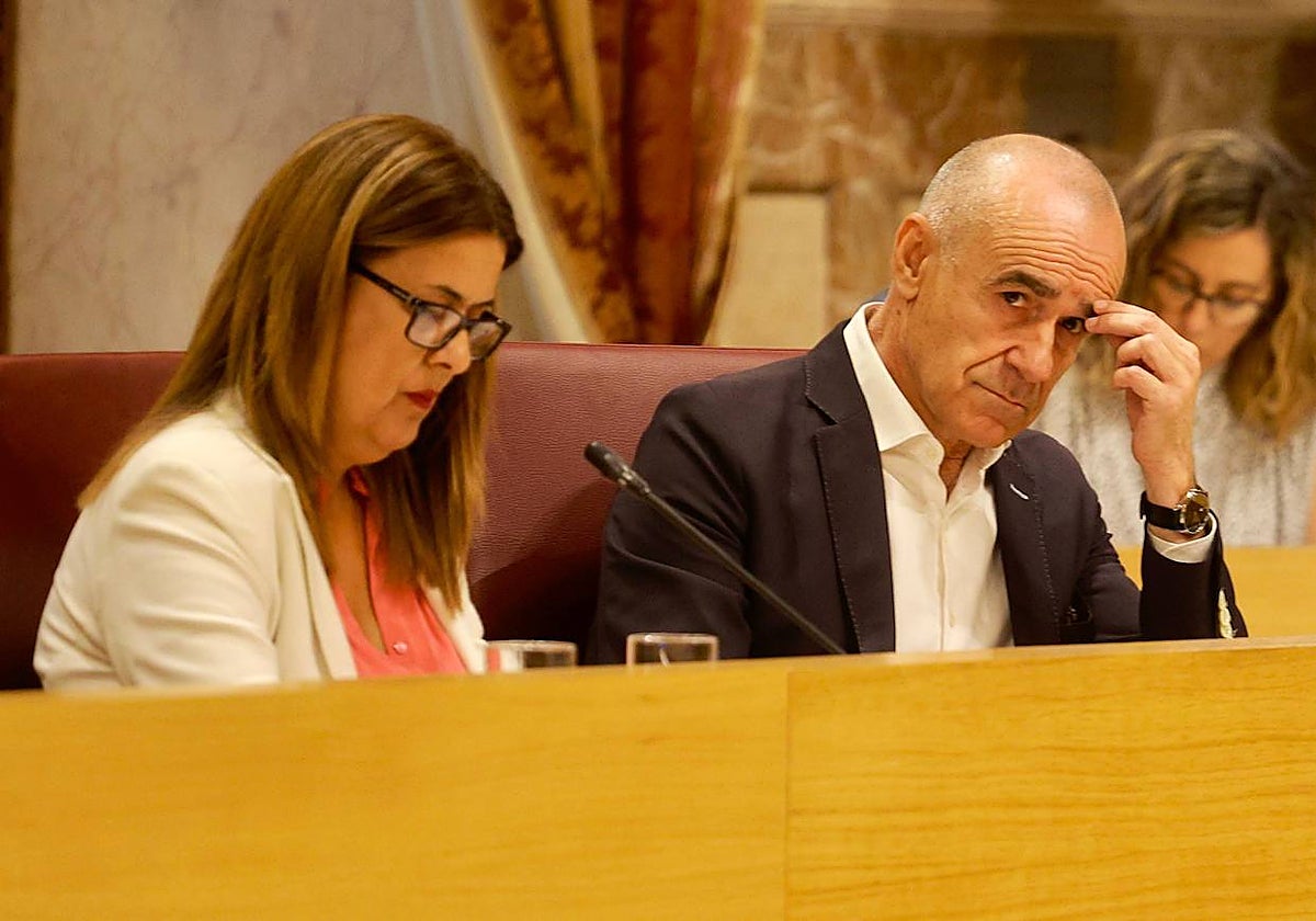 Los concejales socialistas Sonia Gaya y Antonio Muñoz, este martes en el Pleno