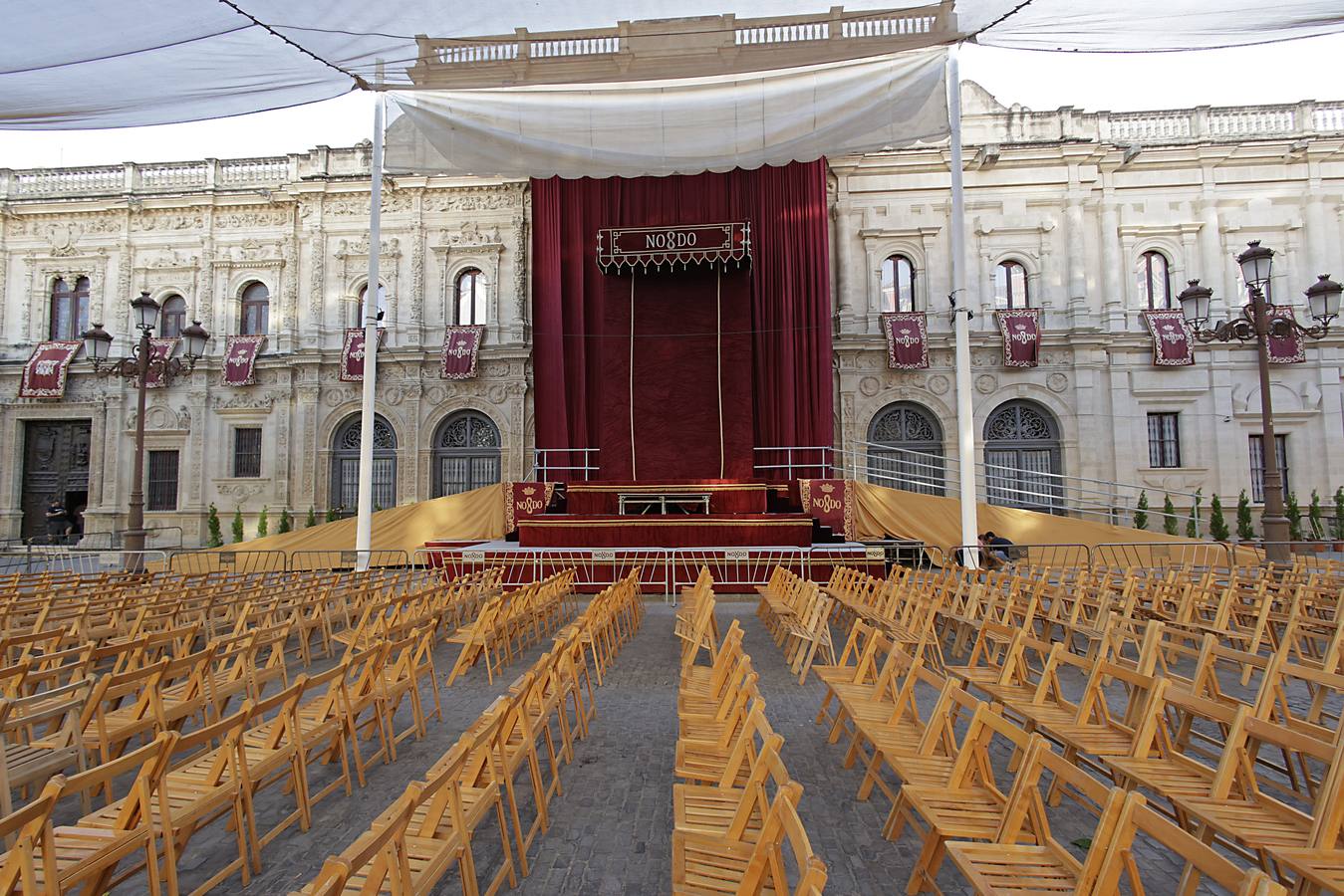 Los operarios se afanan para colocar las sillas donde el público podrá disfrutar de la comitiva a su paso por la plaza de San Francisco. Los escaparates también ultiman sus adornos para el Corpus Christi