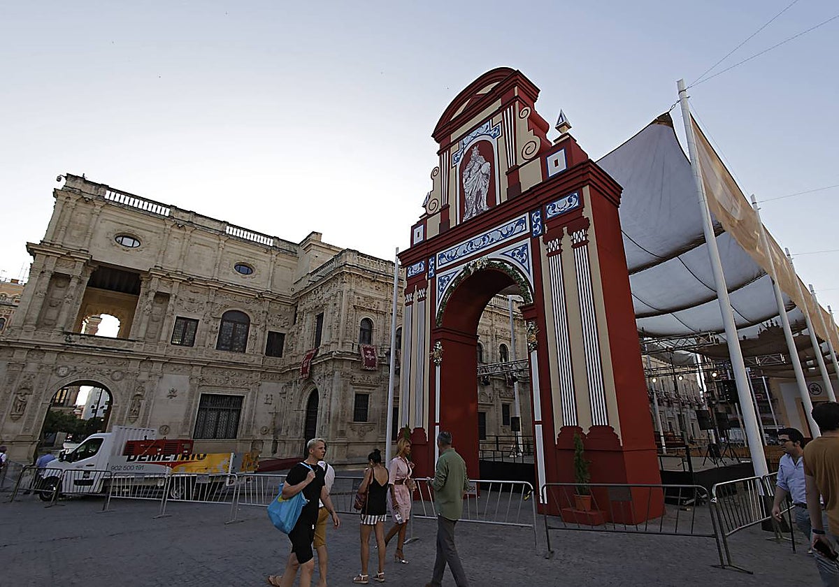 Los operarios se afanan para colocar las sillas donde el público podrá disfrutar de la comitiva a su paso por la plaza de San Francisco