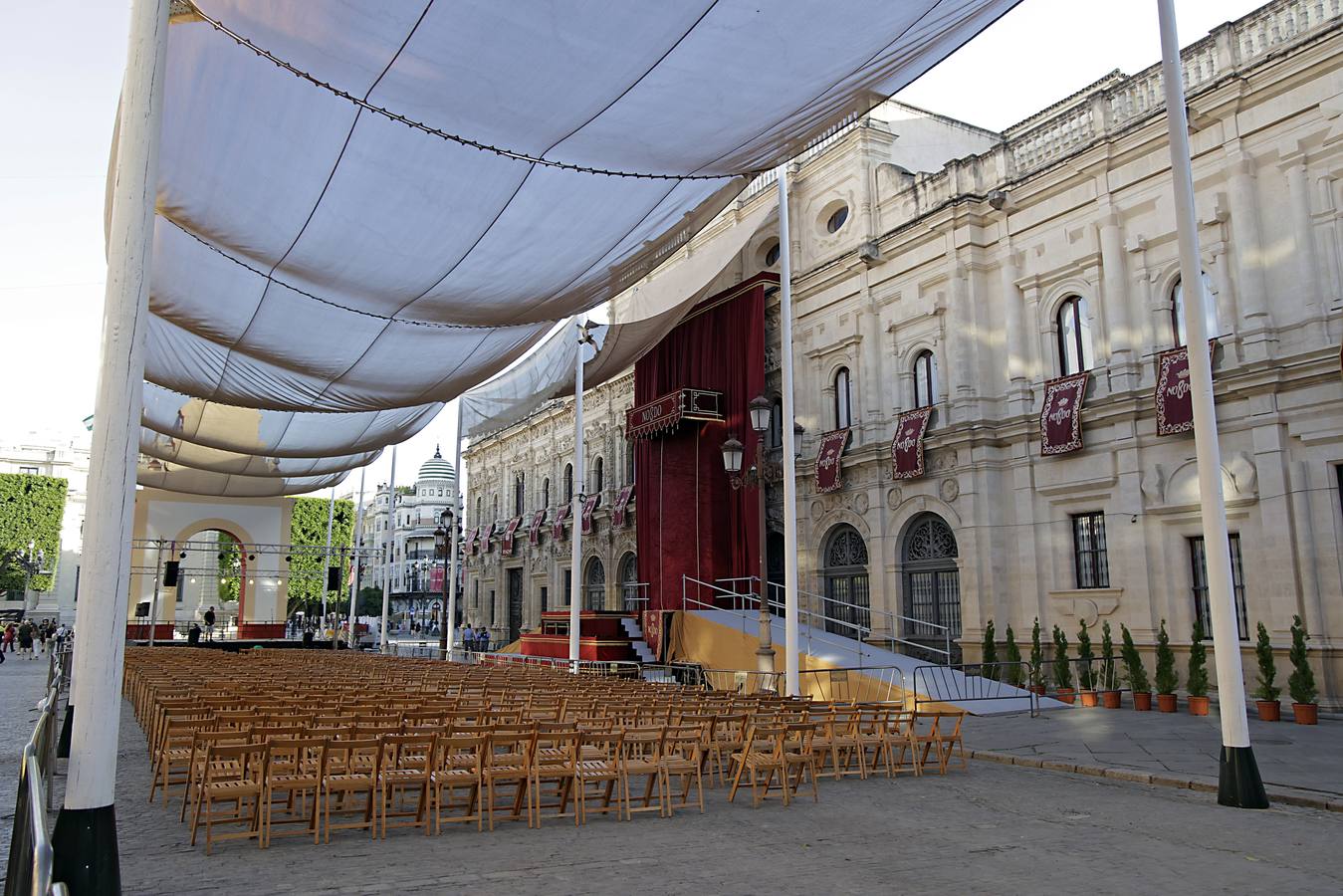 Los operarios se afanan para colocar las sillas donde el público podrá disfrutar de la comitiva a su paso por la plaza de San Francisco. Los escaparates también ultiman sus adornos para el Corpus Christi
