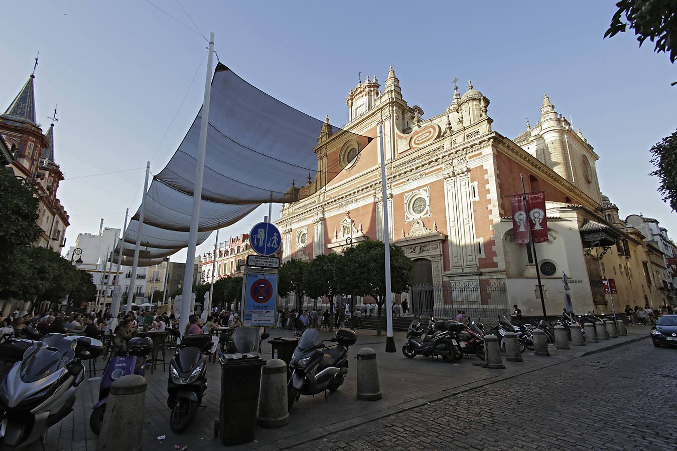 Los operarios se afanan para colocar las sillas donde el público podrá disfrutar de la comitiva a su paso por la plaza de San Francisco. Los escaparates también ultiman sus adornos para el Corpus Christi