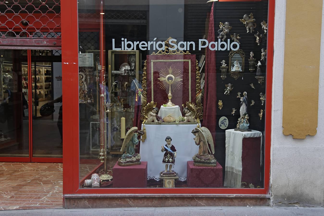 Los operarios se afanan para colocar las sillas donde el público podrá disfrutar de la comitiva a su paso por la plaza de San Francisco. Los escaparates también ultiman sus adornos para el Corpus Christi