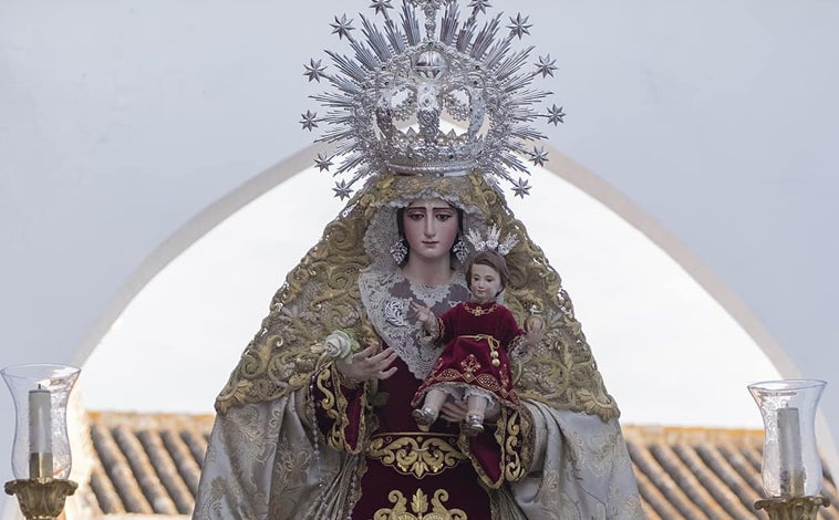 Imagen principal - Virgen de la Antigua procesionando con el Corpus Christi.