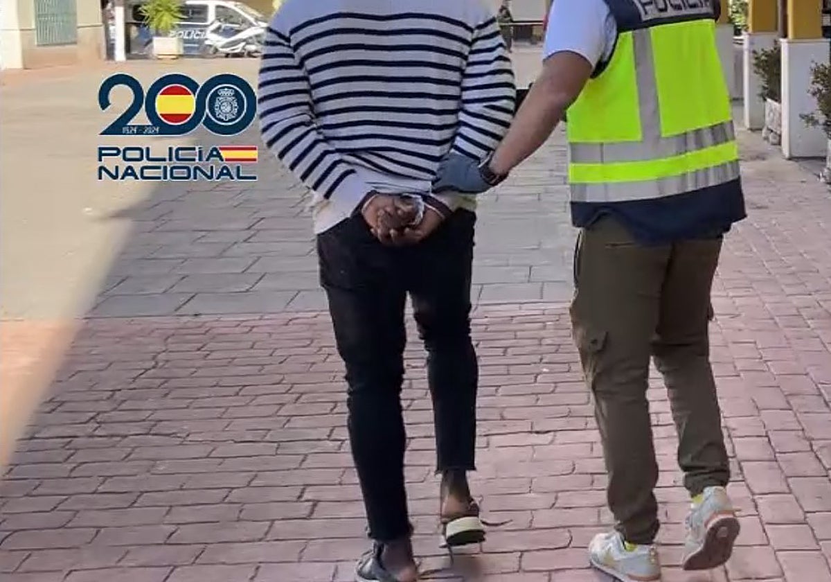 Una de las personas detenidas por la Policía Nacional por cometer ciberestafas