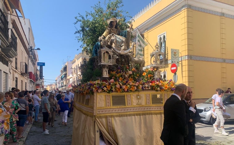 Imagen principal - Paso de la Divina Pastora de las Almas en la procesión del Corpus Christi de Dos Hermanas