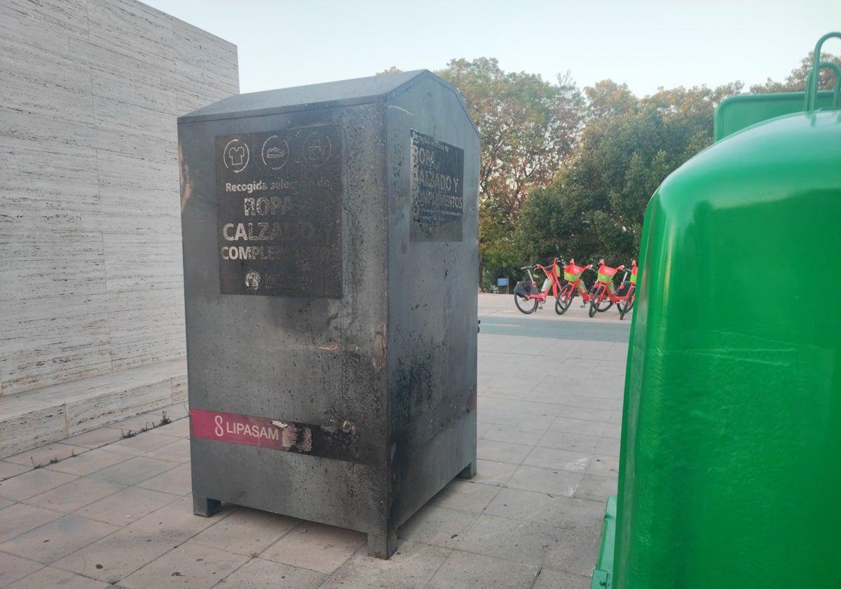 Estado de un contenedor de ropa usada en Triana tras haber sido quemado