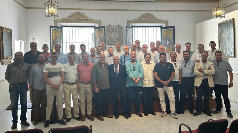 Costaleros de ayer y de hoy en la convivencia celebrada recientemente