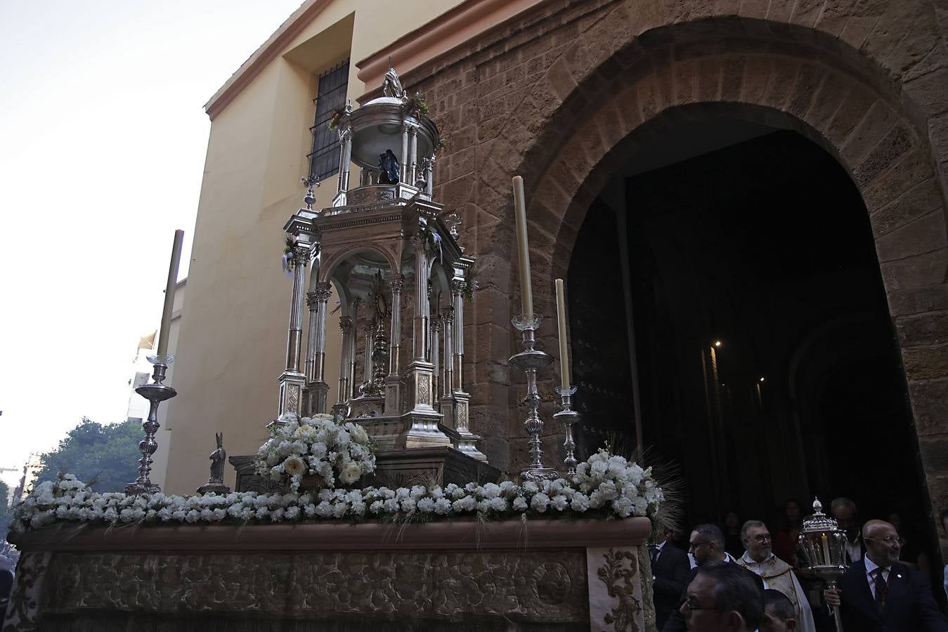 La procesión del Corpus de San Isidoro discurre por las calles del centro de Sevilla