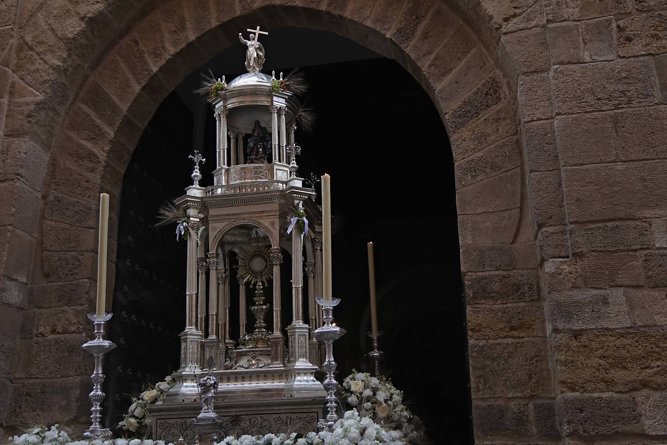 La procesión del Corpus de San Isidoro discurre por las calles del centro de Sevilla
