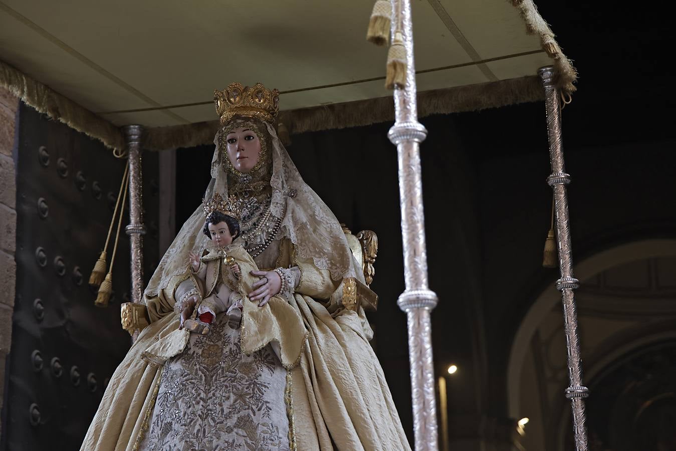 La procesión del Corpus de San Isidoro discurre por las calles del centro de Sevilla