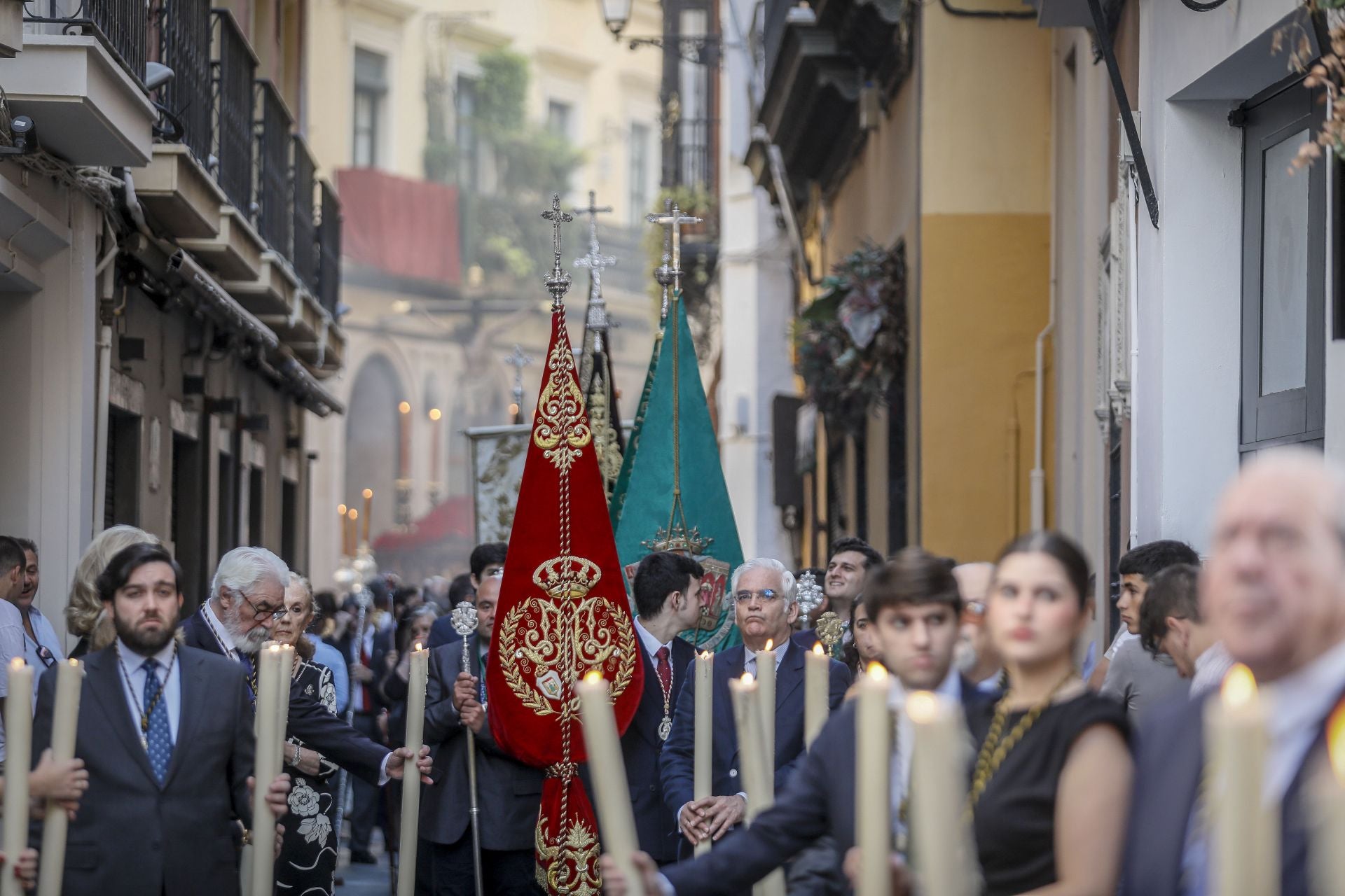 Una mañana muy esperada para ver al Cristo de Burgos comenzar su procesión extraordinaria por Sevilla