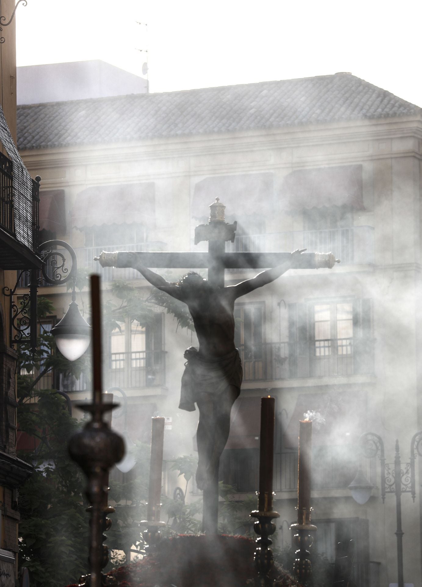 Un momento emotivo de la procesión del Cristo de Burgos