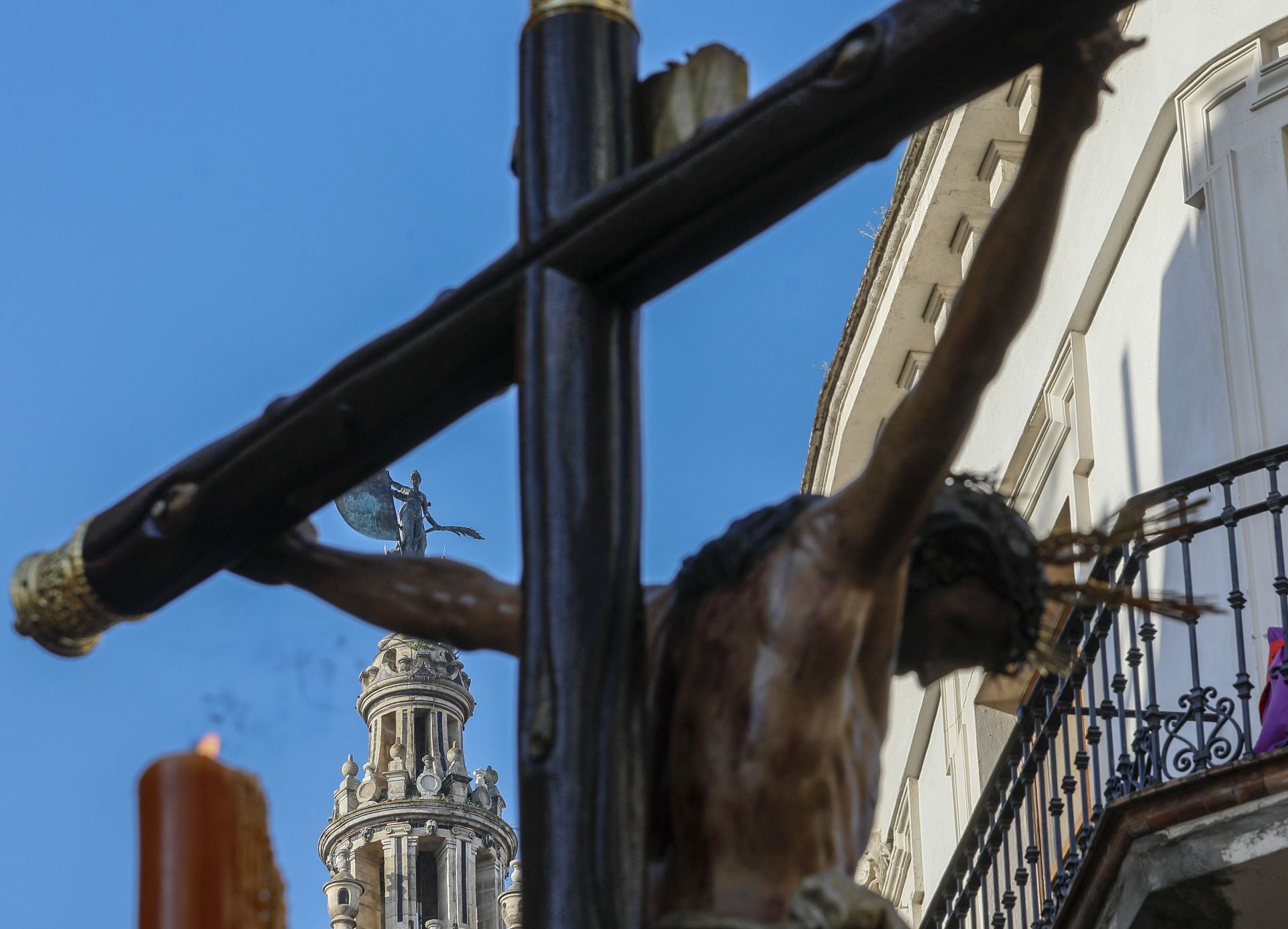 La procesión extraordinaria del Cristo de Burgos también cambia la perspectiva de la ciudad