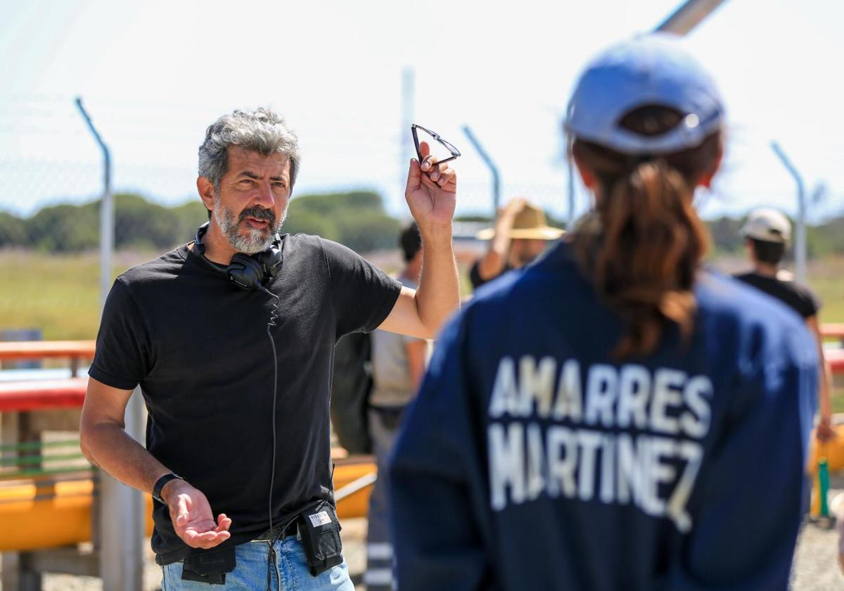 Alberto Rodriguez da indicaciones sobre una escena en la que participa Bárbara Lennie