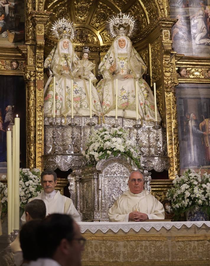 La procesión del Corpus de Triana recorrió el barrio bajo un sol de verano