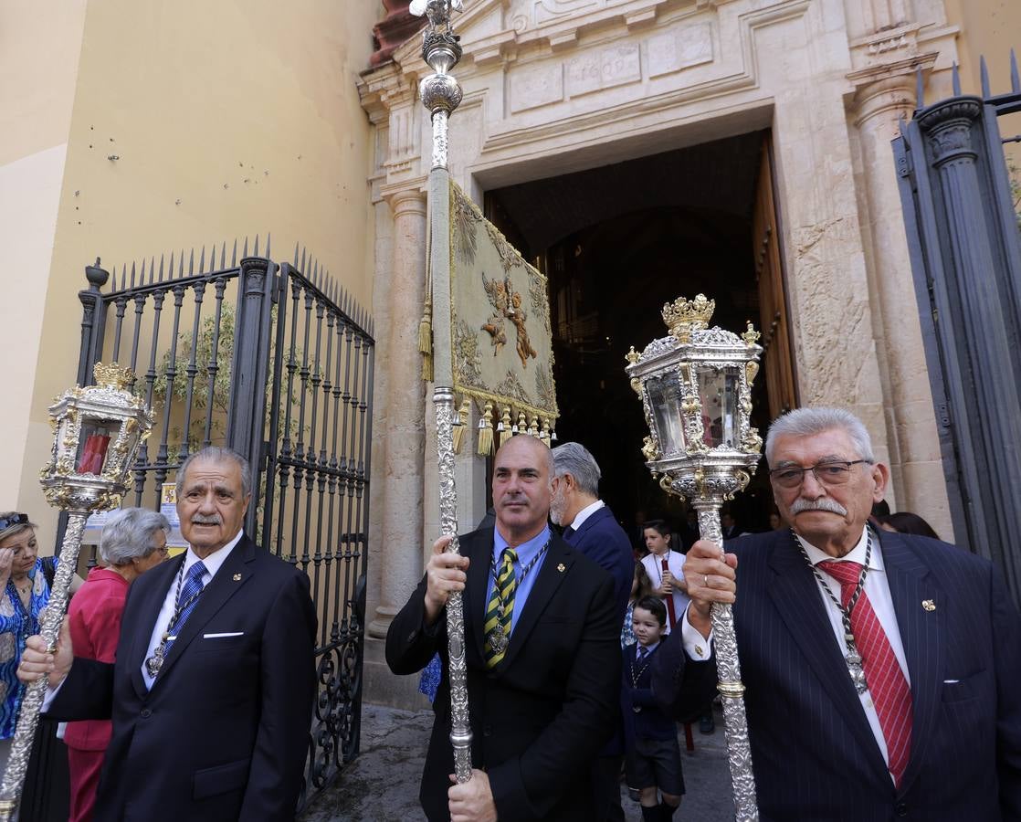 La procesión del Corpus de Triana recorrió el barrio bajo un sol de verano