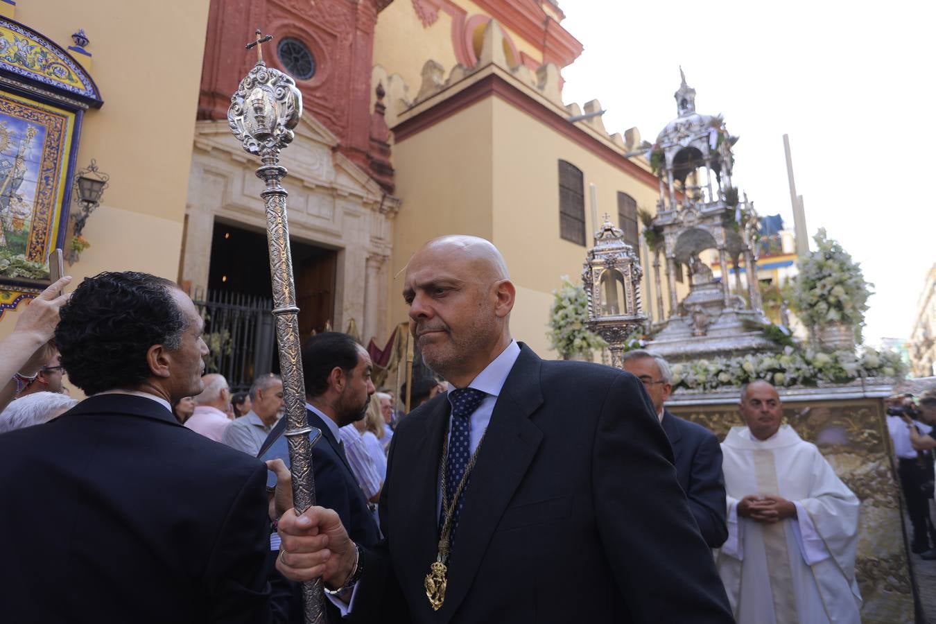 La procesión del Corpus de Triana recorrió el barrio bajo un sol de verano