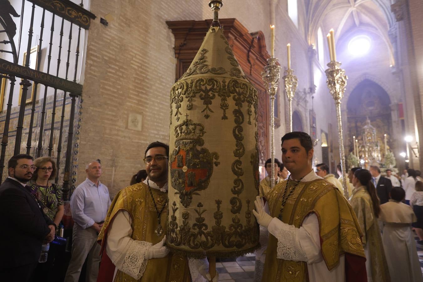 La procesión del Corpus de Triana recorrió el barrio bajo un sol de verano