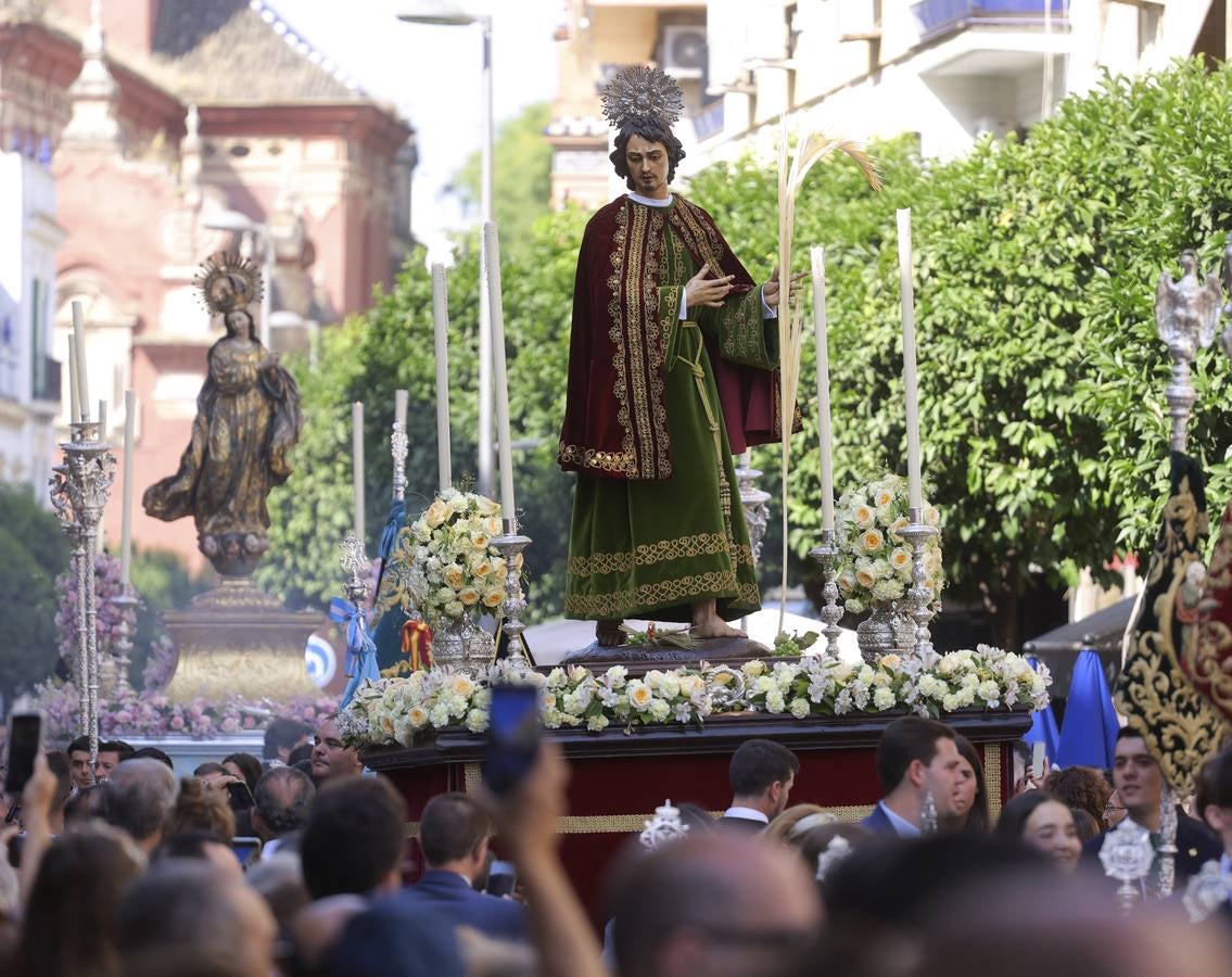 La procesión del Corpus de Triana recorrió el barrio bajo un sol de verano
