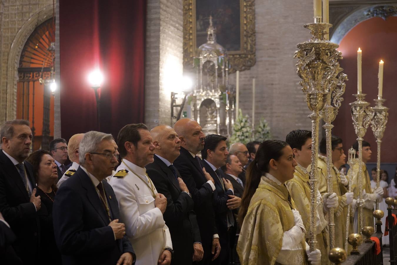 La procesión del Corpus de Triana recorrió el barrio bajo un sol de verano