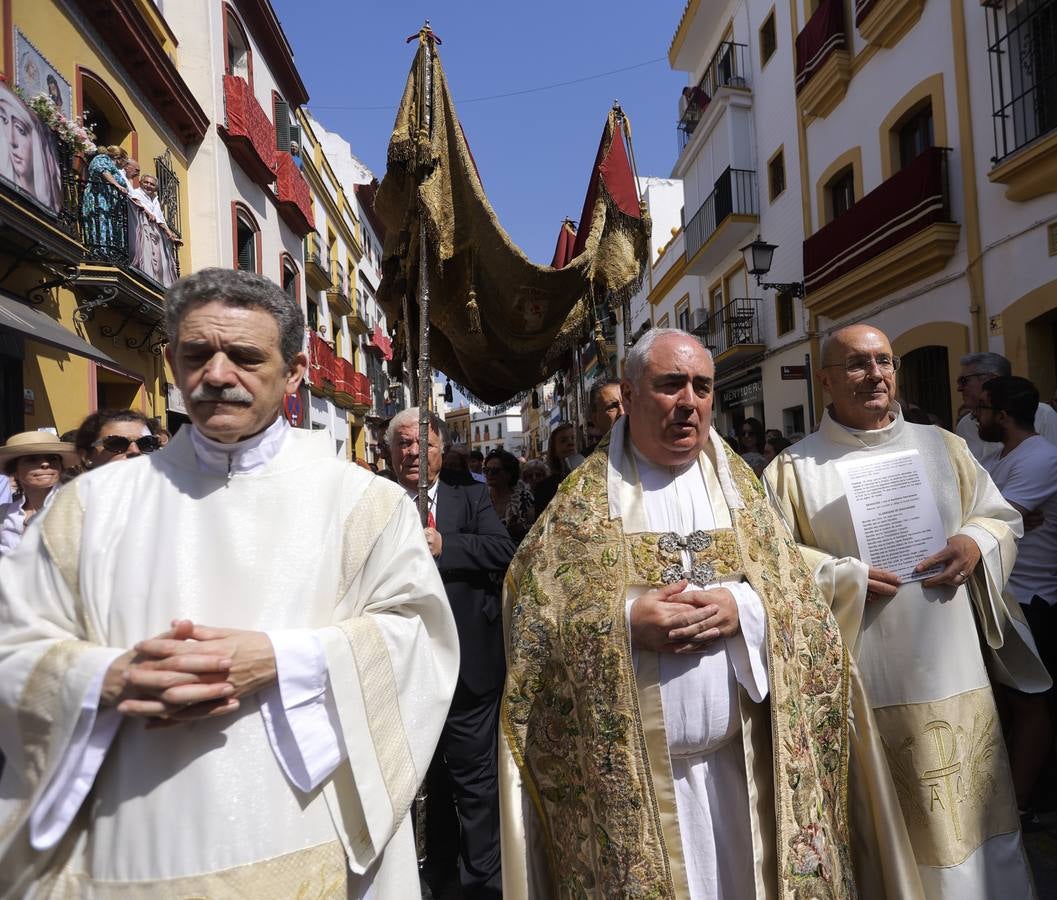 La procesión del Corpus de Triana recorrió el barrio bajo un sol de verano