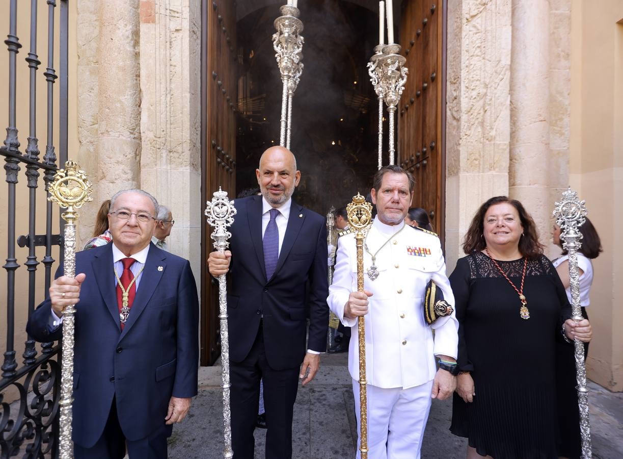 La procesión del Corpus de Triana recorrió el barrio bajo un sol de verano