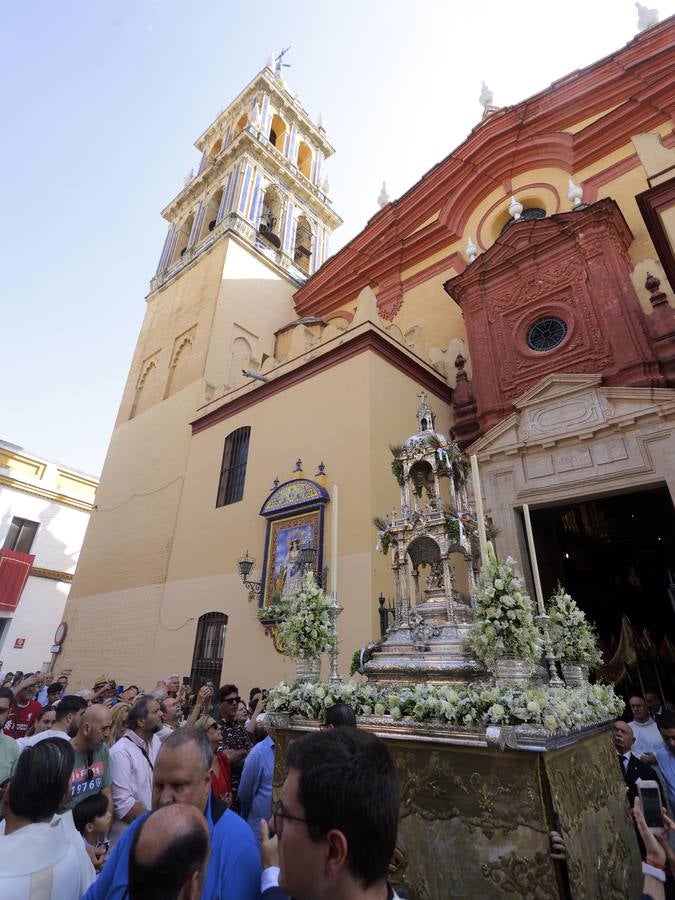La procesión del Corpus de Triana recorrió el barrio bajo un sol de verano