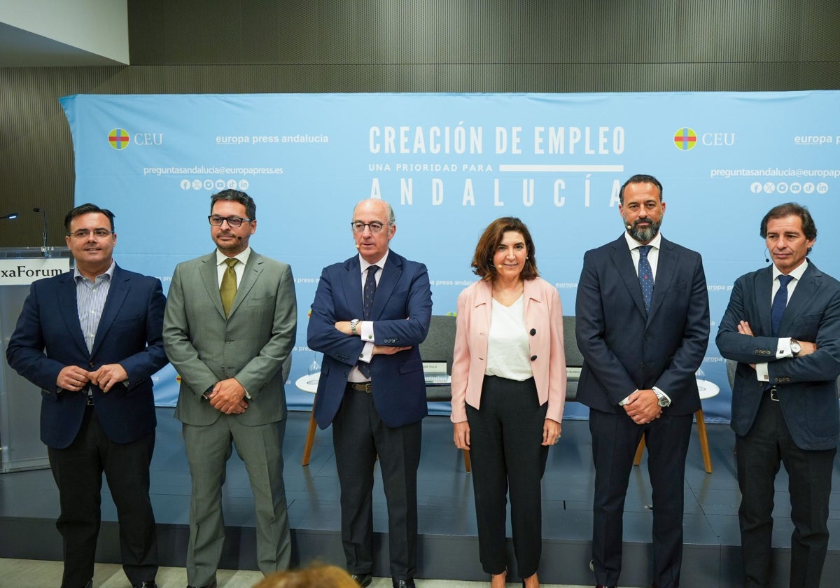 Rocío Blanco, consejera de empleo de la Junta, con empresarios que han participado en el foro «Creación de empleo, una prioridad para Andalucía»