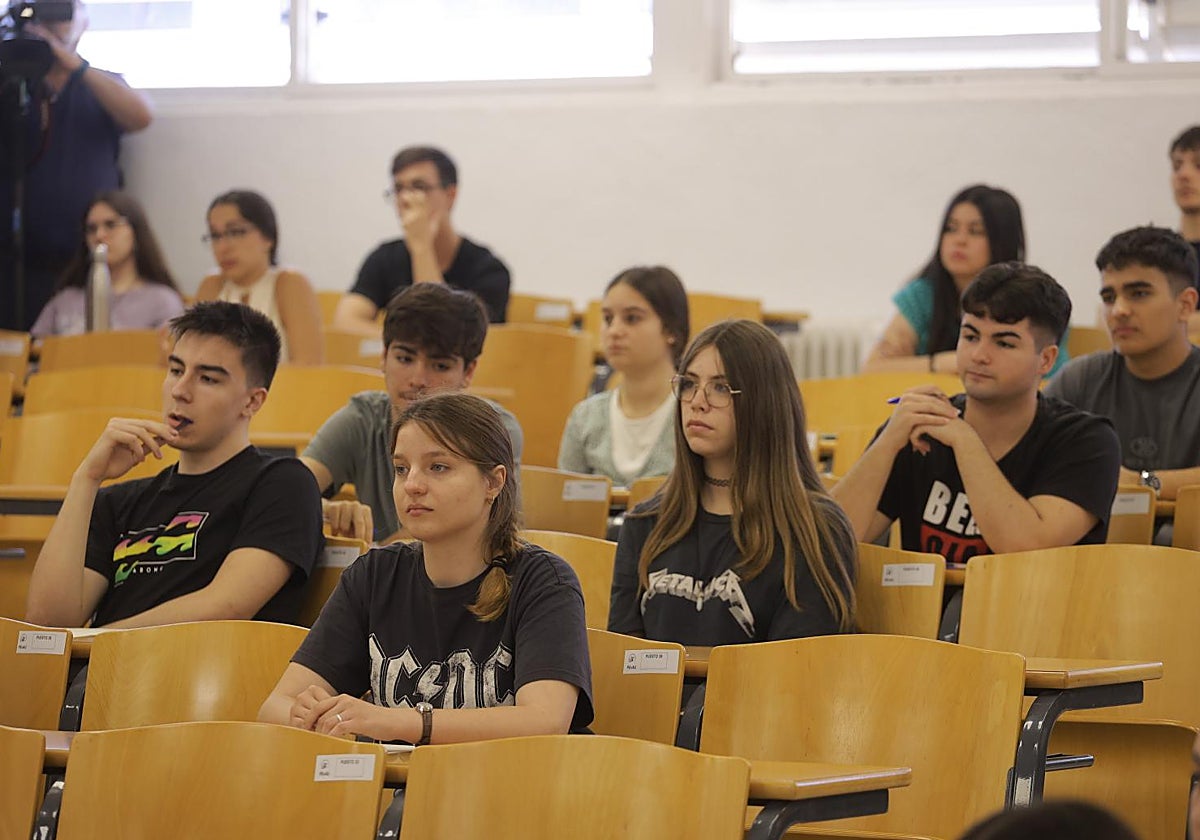 Jóvenes haciendo exámenes de Selectividad en Sevilla