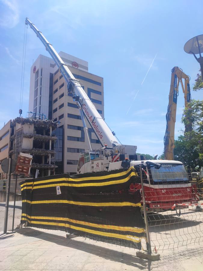 La Torre Mapfre está actualmente en plena demolición