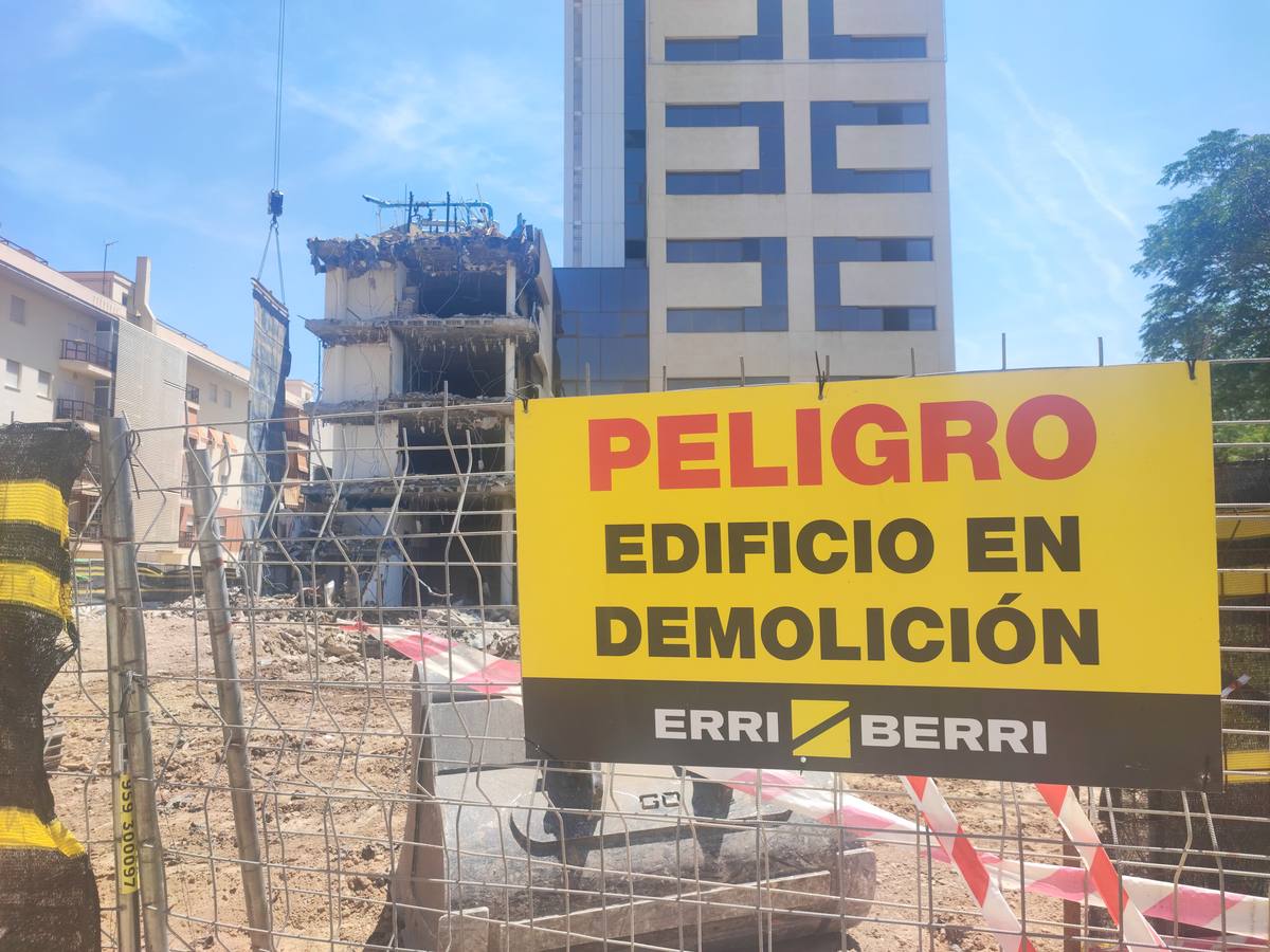 La Torre Mapfre está actualmente en plena demolición