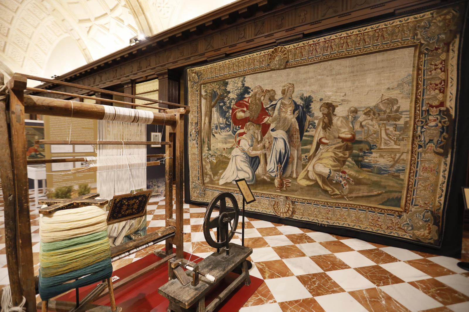 Tapiz 'Ulises recibe los regalos de 'Alcinoo'. Finales del siglo XVII. Delante, un telar alto lizo para tapiz y una rueca